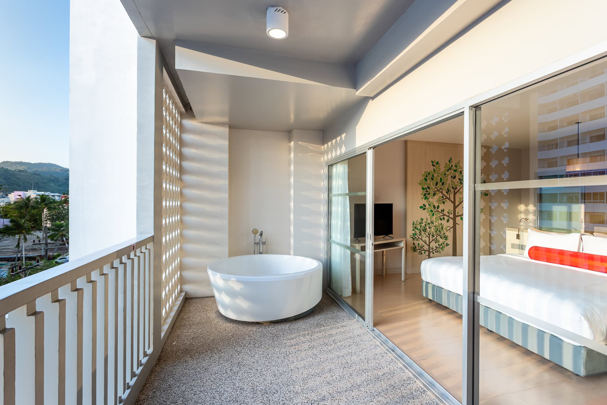 ramada-phuket-deevana-junior-suite-with-bath-tub