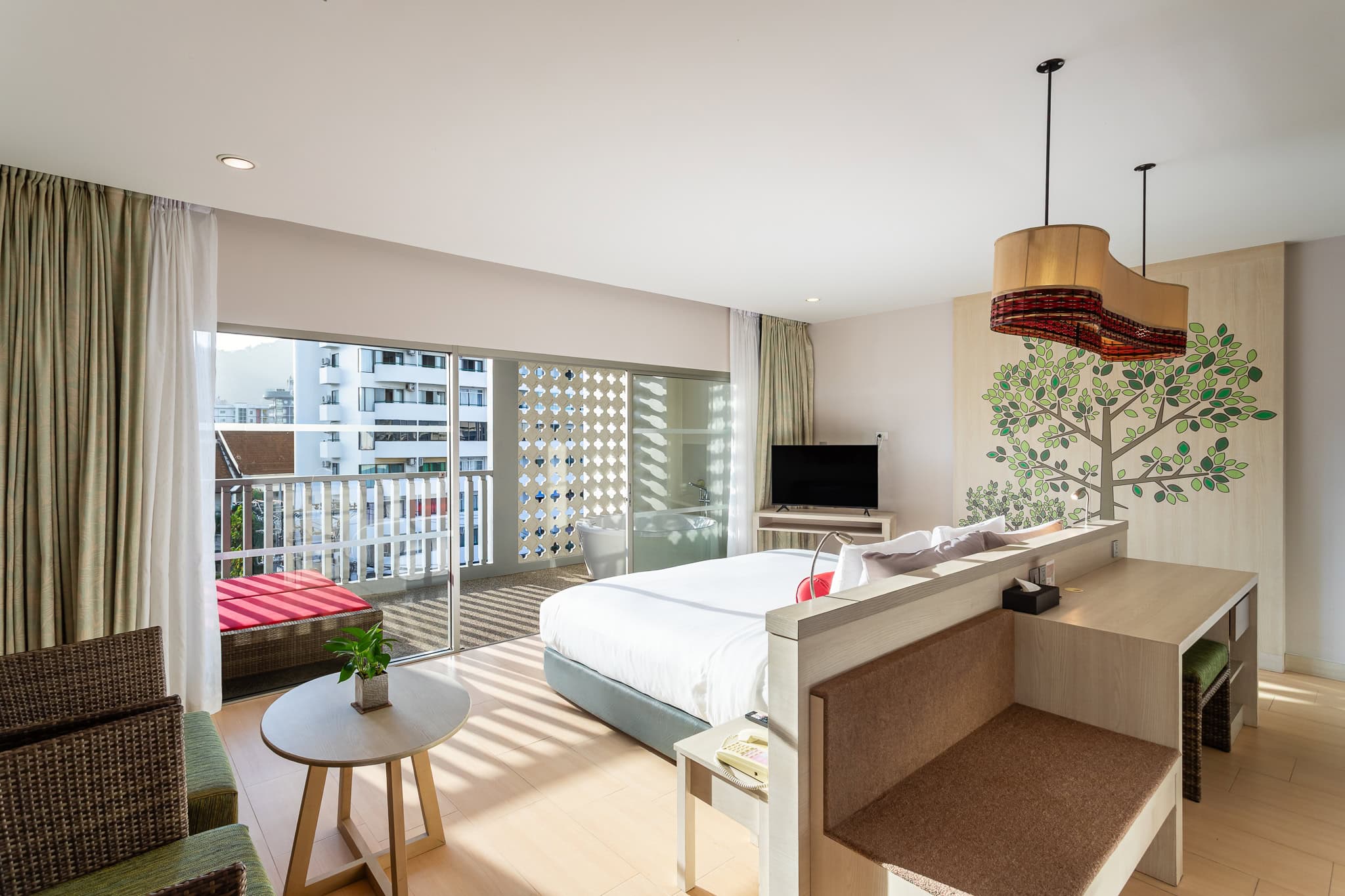 ramada-phuket-deevana-junior-suite-with-bath-tub