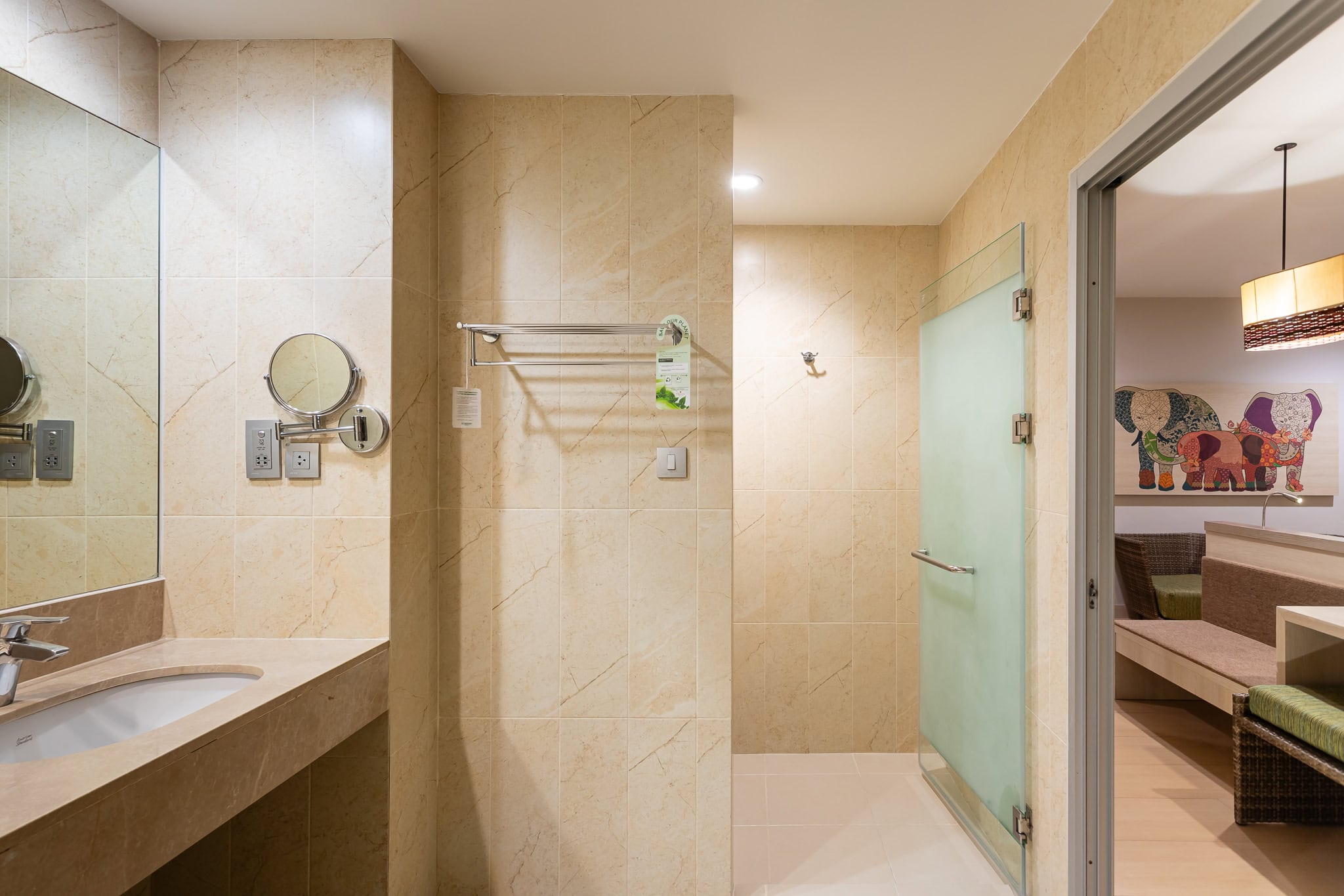 ramada-phuket-deevana-junior-suite-with-bath-tub